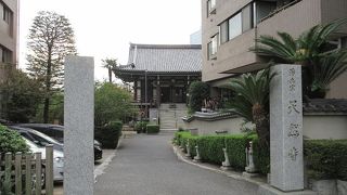 入り口から続く参道の緑の植え込みには、お地蔵さんが随所におかれていました。