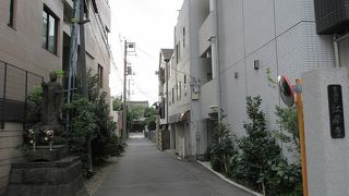 本郷通に面した入口には、左に大きな石仏が置かれていました。