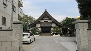 切妻屋根の均整のとれた本堂が正面に建ち、綺麗に整備された境内は好感が持てました。