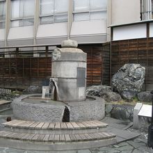 足湯につかってゆったりと俳句でも