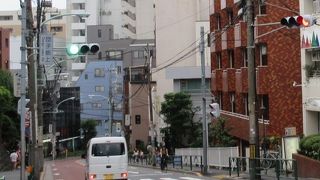 地下鉄南北線の本駒込から千代田線の千駄木に向かって下っていく急坂が団子坂です。