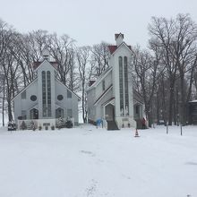 雪と　建物です。