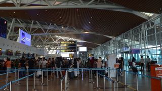 コンパクトな空港です。国内線と国際線は別のターミナルですが、歩いて5分くらい。