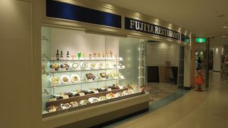 御馴染みのペコちゃん人形に誘われるように店内に入店。