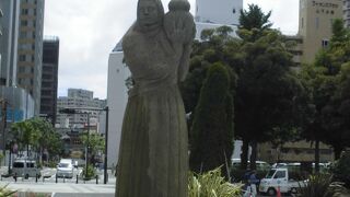 噴水にそびえたつ