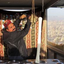 屋台のおじさんのトルコアイスのパフォーマンス。