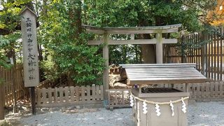 注連縄が巻かれた岩