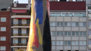 犬の遊び場と化していたミロの彫刻公園