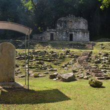 巨大な石碑です。