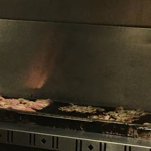 お肉は網で焼いてます