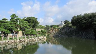 明石城の二つの櫓もすぐ目の前に見え、景観の変化を楽しみながらのんびり散策しました。