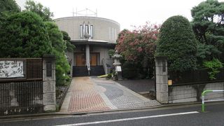 従来のお寺のイメージを根底から覆すようなデザインで、周囲の住宅街によく溶け込んでいました。