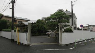 広い境内と、災害に強そうなコンクリートの白亜の本堂が特徴です。