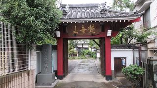 朱色の柱が遠くからでもよく目だつ山門