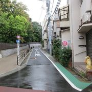 数百メートルも続く坂道はそれほど幅員のある道でもなく、さらに小雨も降っていたのでなおのこと疲れました。