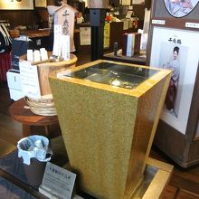 仕込み水がこんこんと湧き出ています…