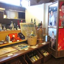 PR用のポスターや徳利・猪口など展示