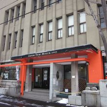 向いに在る別館はレストラン併設