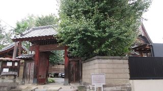 朱色に塗られた山門