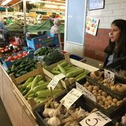 食料品を中心とした大きなマーケットは大勢の地元の人で賑わっていました。