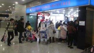 到着階に免税店があります