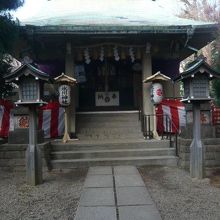 石の階段を昇り、引き続き参道の石畳を進むと、本殿前です。