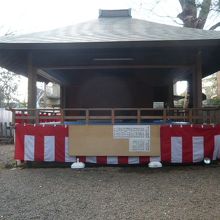 本殿の西側には、能の舞台があります。かなり大きな舞台で、立派