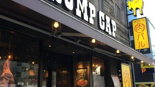 陽気な曲が流れる店