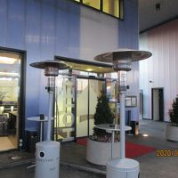 外の喫煙所にはストーブがあります