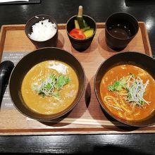 かれーうどんととまとカレーうどんのハーフアンドハーフ