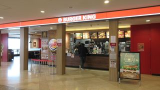 関西空港駅改札まで5分というありがたい場所にあります。