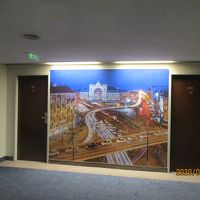 東駅が描かれている客室廊下の絵。