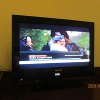 TV下に時計あり。就寝中便利でした