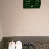 使い捨てスリッパとビーサンあり