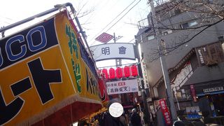 帝釈天の参道商店街は元気です。