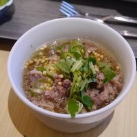 肉吸いにお茶漬けコーナーのみつばを足して。