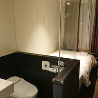 トイレ越しのベッド