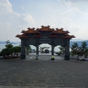 日月潭の高台の建つ巨大な中国寺院