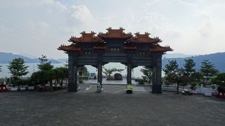 日月潭の高台の建つ巨大な中国寺院