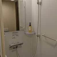 シャワールーム。温泉があるからか部屋はシャワーのみ。