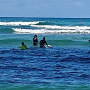 海でサーフィン