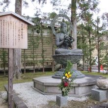 横にあった菩薩像です