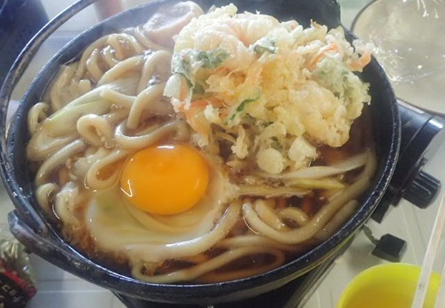 寒い時期限定の鍋焼きうどん