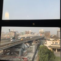 改築中の高雄駅が見えます