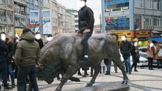 牡牛の像がある広場