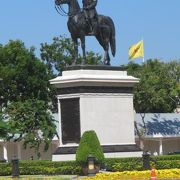 国王の騎馬像