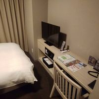 手前に独立洗面台、トイレ、シャワーあり