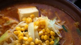 すり鉢どんぶりのなかにお野菜タップリ！自家製麺！