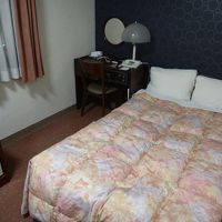 すこし狭めですが寝るだけなら問題なし