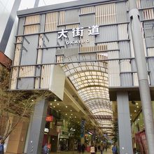 すぐ右手に三越